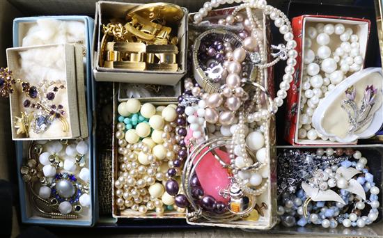 A quantity of assorted costume jewellery.